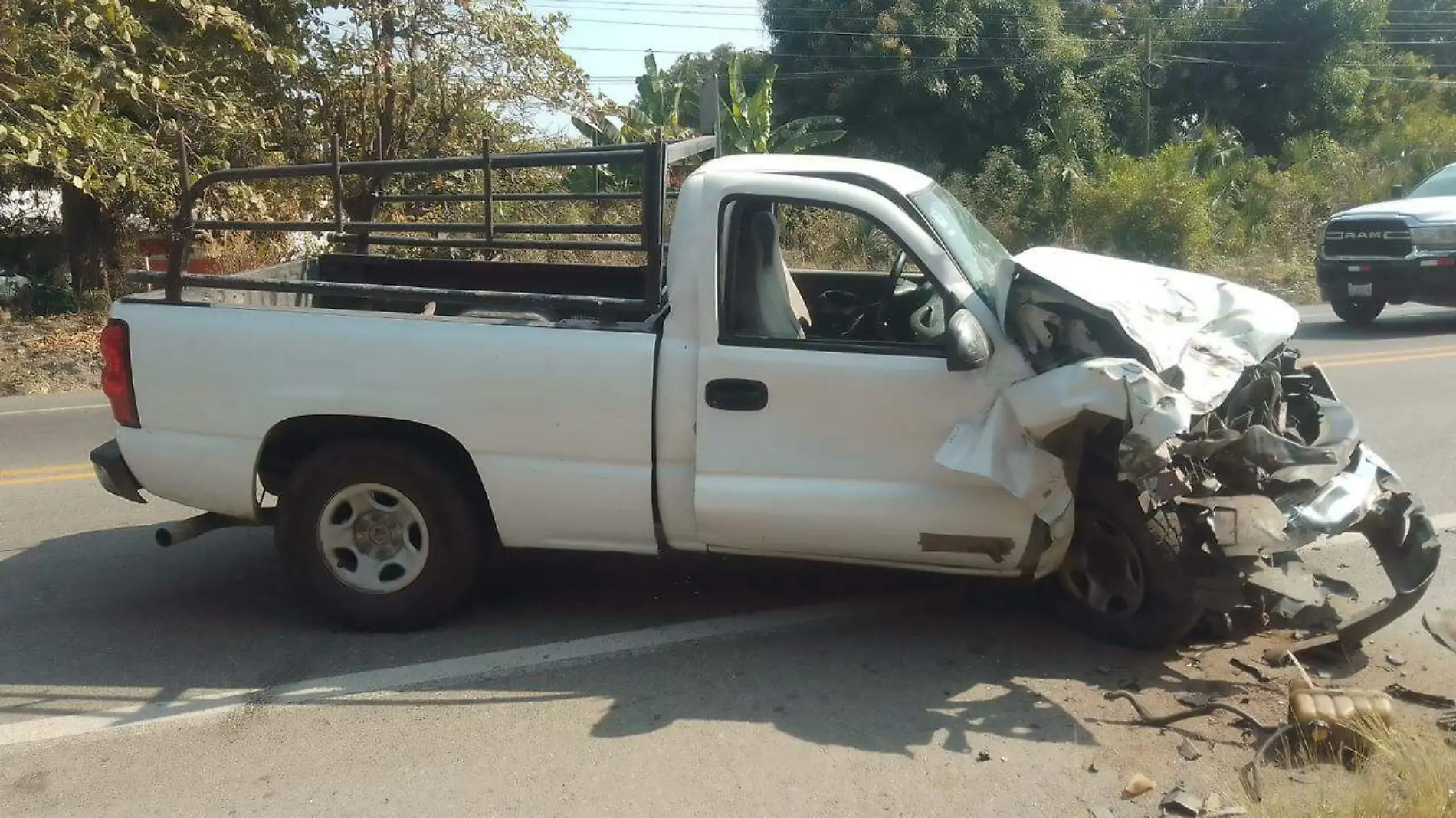 CAMIONETA BLANCA CHOCADA